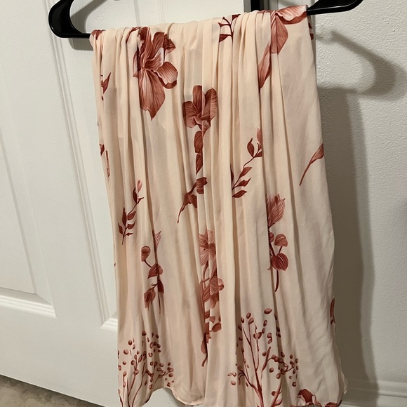 Beautiful skirt!Perfect for summer, can be dressed up or down. Nice material! - Picture 2 of 5